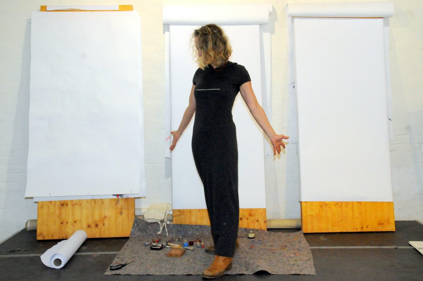 Isabella Moog malt tanzend an einer großen Leinwand